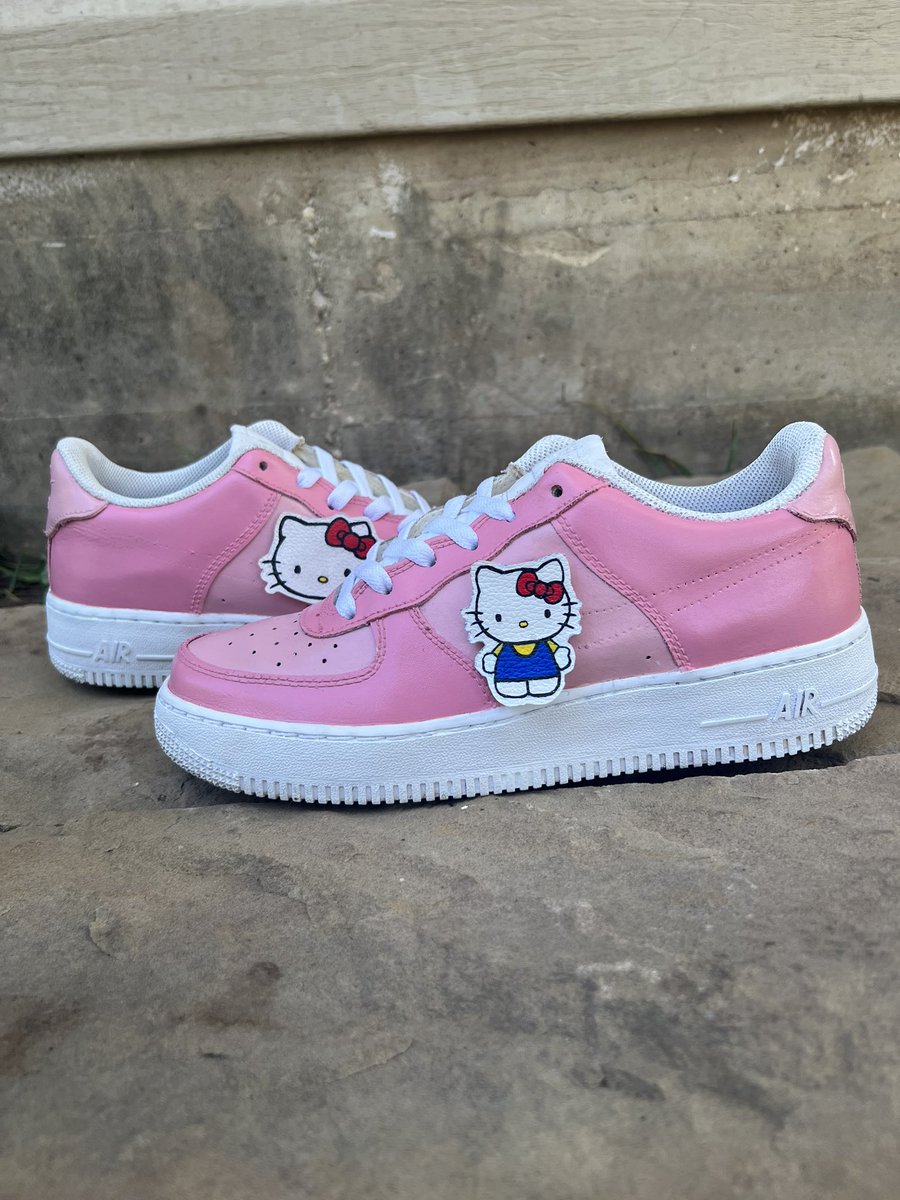 aadrriiannnap's tweet photo. Hello kitty af1 https://t.co/noasBMfkIE