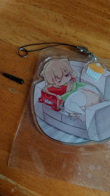 スマホに付けてるこるりちゃんのイヤホンジャックが割れて使い物にならなくなってもた…
でも室内で気付けてよかった、そのまま外出てたらサヨナラするところだった 