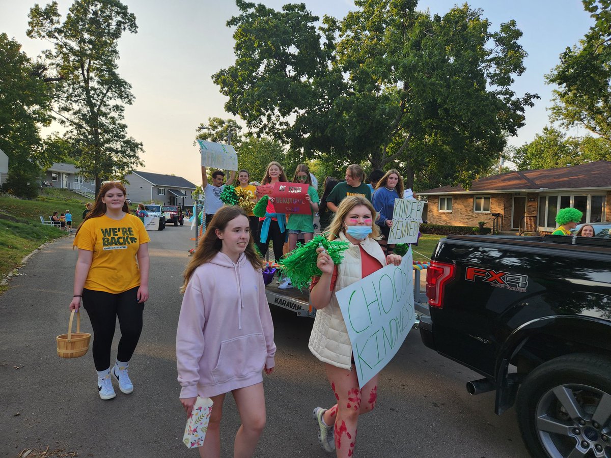 Rollin' in the sunshine, bringing kindness to the streets. 
#KinderKennedy does the HOCO parade <a href="/KinderKennedy/">Kinder Kennedy</a>