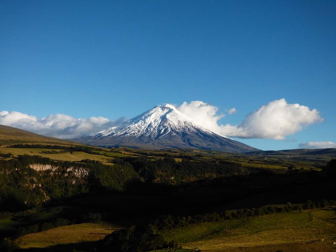 Sandy_ef's tweet photo. Maravillado con las montañas que encontró en el valle interandino nombró a esta región la "Avenida de los Volcanes" la cual alberga más de 70 volcanes, 27 de ellos aún activos.

¡Te invito a descubrirlos!

#MágicosAndes https://t.co/6nBysLUSAO