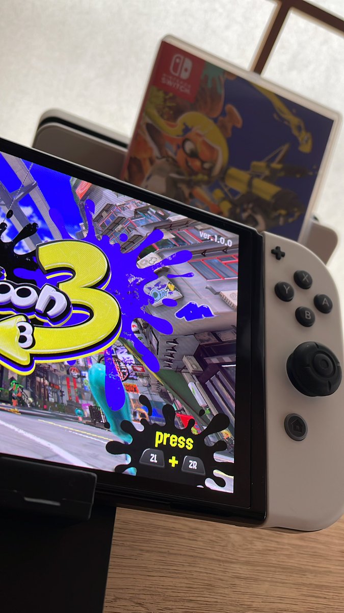 SiSm85's tweet photo. とうとう買ってしまった！
Nintendo Switch有機EL
初めのカセットスプラ3！ https://t.co/mSspmyUXIs