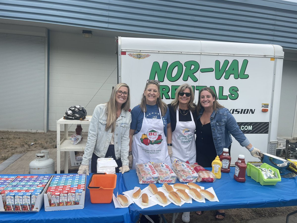 Back to School Welcome BBQ at Ecole Hudson Road. We are so lucky to have such an amazing staff and parents! Thank you <a href="/NorValRentals/">Nor-Val Rentals</a> #Caringcommunities <a href="/SD23News/">Central Okanagan Public Schools</a>