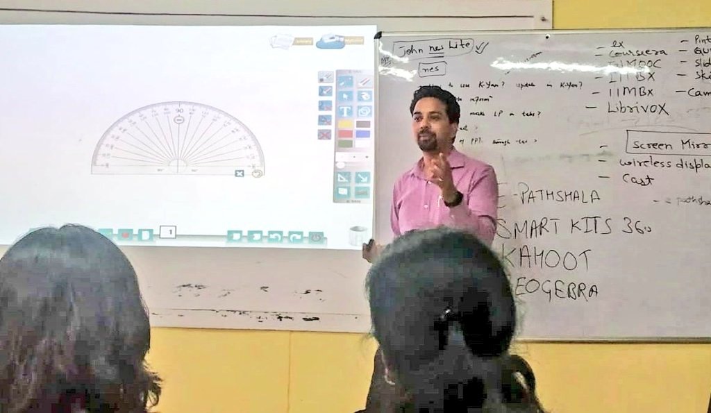 rohit_upadhyaya's tweet photo. #Dear,
मुठ्ठी में कुछ सपने लेकर,
भरकर जेबों में आशाएं,
दिल में है अरमान यही,
कुछ कर जाएं… कुछ कर जाएं |

सूरज-सा तेज़ नहीं मुझमें,
दीपक-सा जलता देखोगे |
अपनी हद रौशन करने से,
तुम मुझको कब तक रोकोगे,
तुम मुझको कब तक रोकोगे…||
#NoteToYou #ThursdayThoughts
#Gratitude @SrBachchan https://t.co/agSrKSwVo5