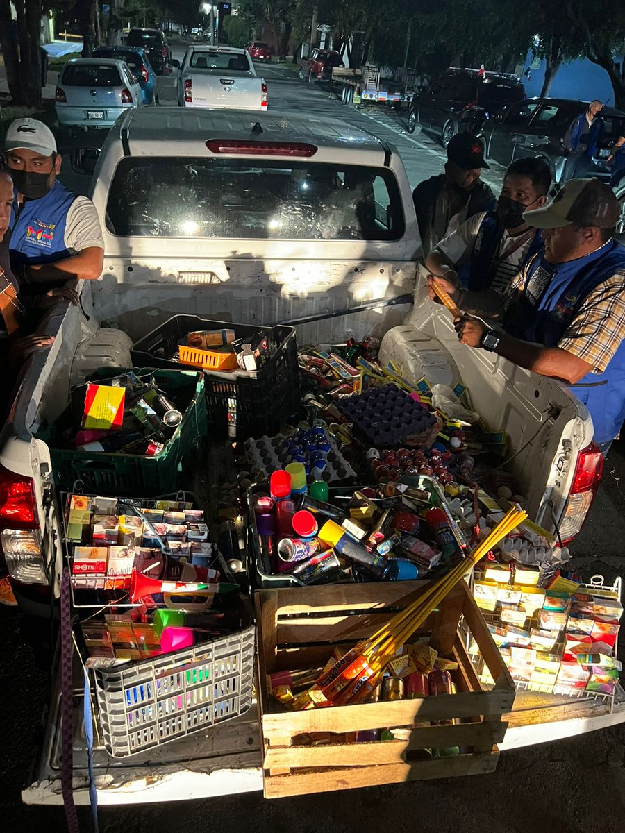 MHGOByJ's tweet photo. Para seguridad de nuestros vecinos, estamos impidiendo la venta de pirotecnia en las calles de @AlcaldiaMHmx.
El personal de vía pública recorre romerías, mercados y centros de barrio. 
En estas fiestas patrias, evita accidentes. https://t.co/QVh5kvnfGQ
