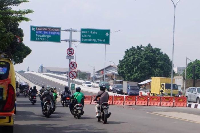 infobdg's tweet photo. Warga Bandung Keluhkan Flyover Kopo Tak Kunjung Dibuka, Netizen: Gunting Pita Lebih Penting dari Kemacetan https://t.co/CbYLAJUp9i #infoBDG https://t.co/PSejjhoVCk