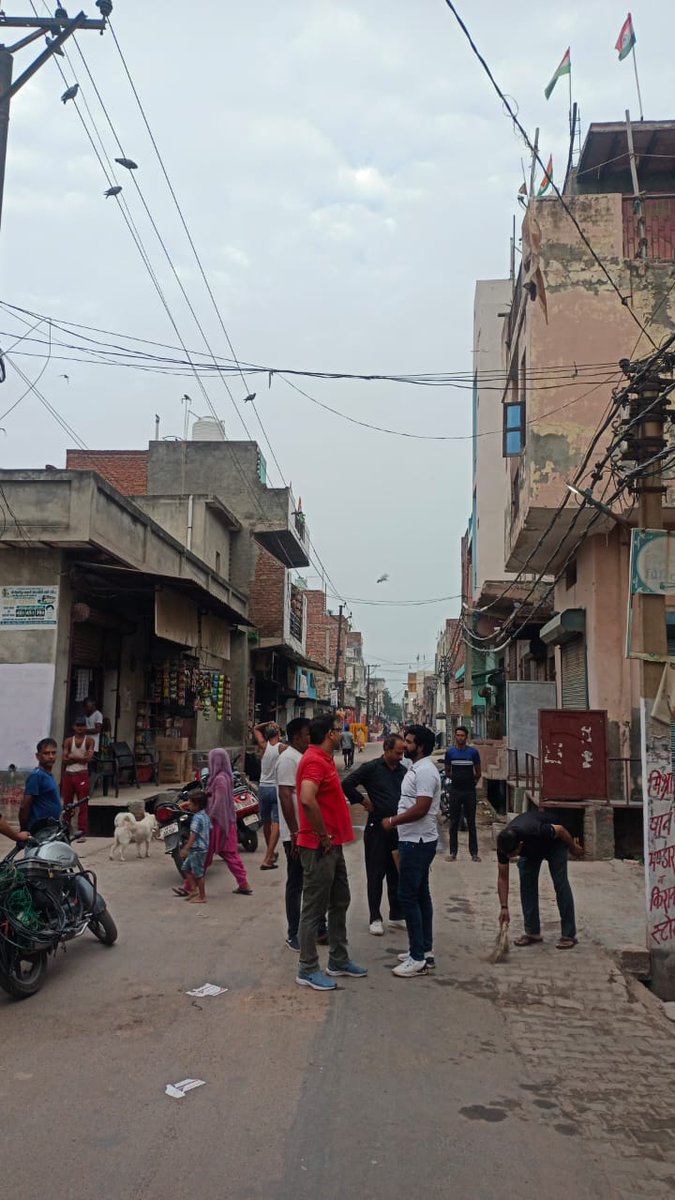 मॉर्निंग रेड अंतर्गत नाईपुरा बिजली घर 08 डायरेक्ट चोरी पकड़ी गई। एफआईआर  की जा रही है। बिजली सुधार में बिजली चोरी बहुत बड़ी बाधक। बिजली चोरी की सूचना देने की जिम्मेवारी आम जनता को भी उठानी होगी। कॉल करें 1912 और अपने आस पास के बिजली चोरी की सूचना दें, आपका नाम गुप्त रखा जायेगा।