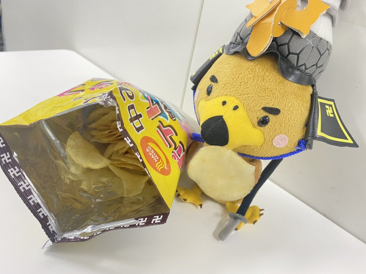 takamarukun400's tweet photo. みんなー!
ボクのイラストが載ってる
「#中みそ味ポテトチップス」
もう食べた??😋🥔
みそがほんのりきいて
ショウガとニンニク🧄の香りがガツンと!!
おいしかったまる~💗
#中みそ
#たか丸くん
#弘前ソウルフード https://t.co/ohEoL9riJO