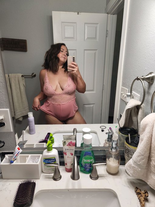 Who wants to join me today on Cam?? Cum see me? Noon CST https://t.co/55QCK4jsAN https://t.co/l6zauJ