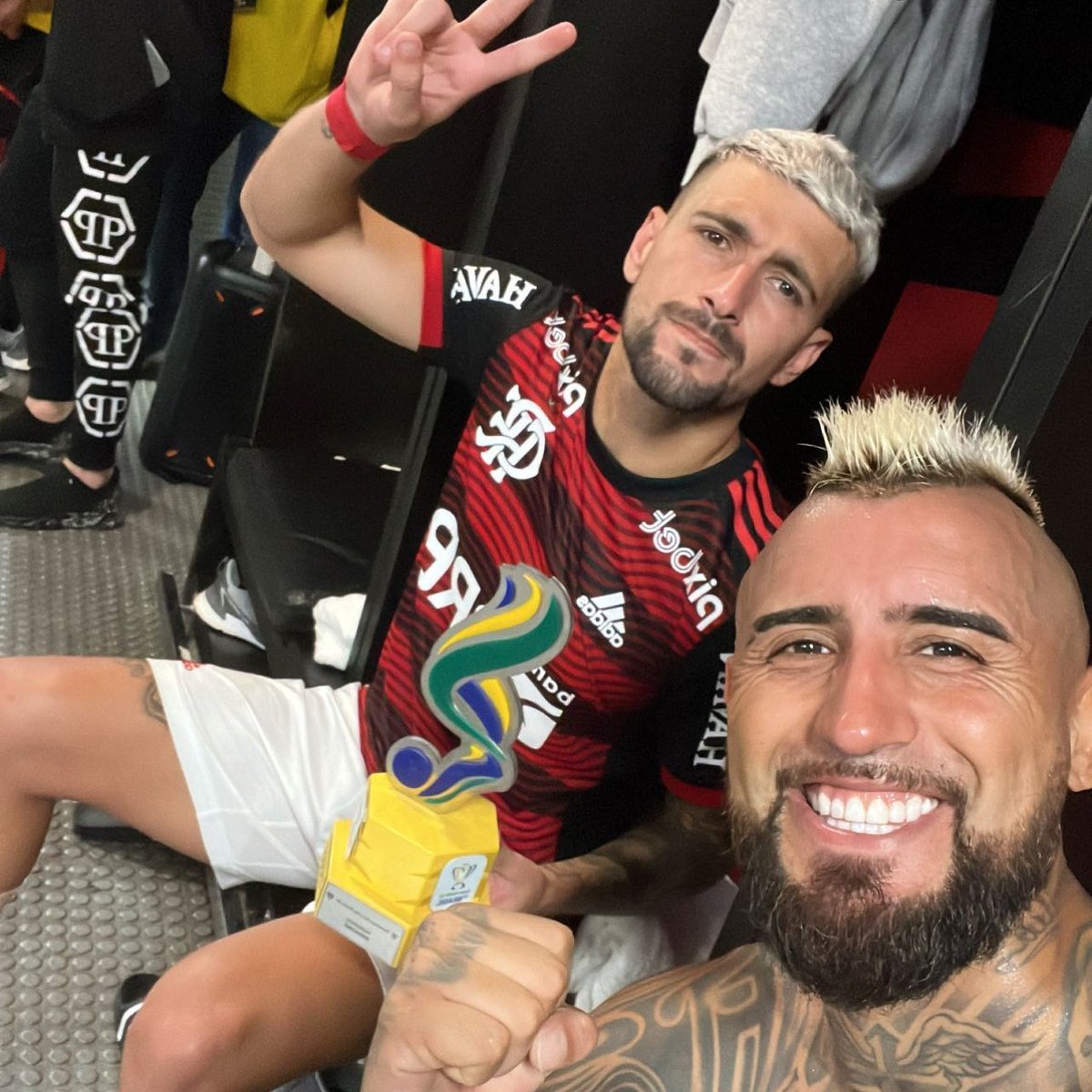 Flamengo_en's tweet photo. Definition of friendship: https://t.co/GQdzZU675f