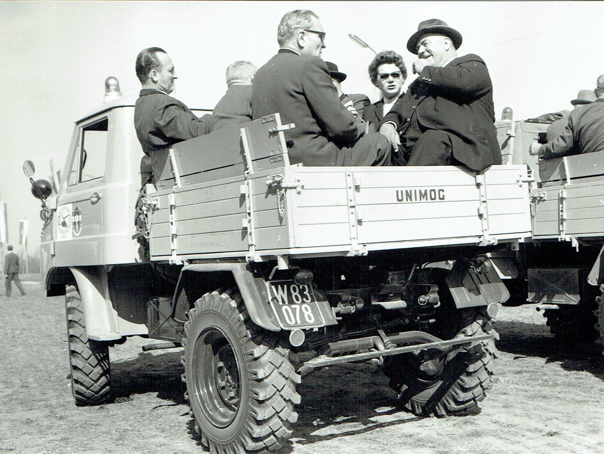 UnimogCommunity's tweet photo. 1960: "Got my car fully loaded!" Unimog 411 with visitors at the Unimog meeting in Wels, Austria. On the right in the picture Alfred Neubauer, who was race director of the Mercedes-Benz Grand Prix team from 1926 to 1955. #unimog #ucg #unimogfan #unimogcommunity #papas #trebitsch https://t.co/9u4HFMTHku
