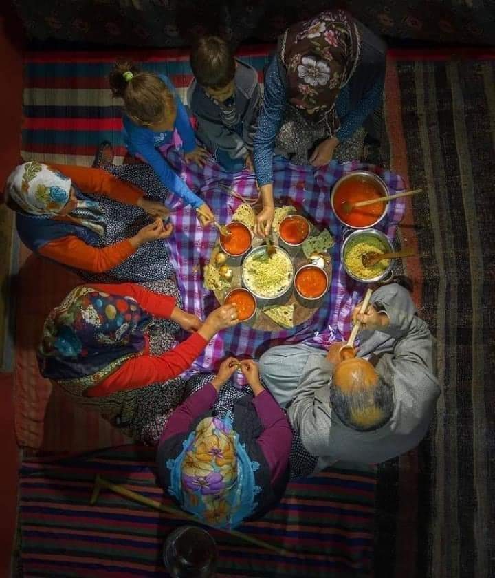 زمان كان المطبخ فيه دولاب واحد وفيه كل المواعين، ويطبخوا ليل نهار
والآن البيت فيه مطبخين والأكل يطلبوه من السوق
زمان كان البيت فيه 10 أولاد وبنات ومتربيين أحسن تربية
والآن البيت فيه بس ولد وبنت وجاييبين المرض ﻷمهم وأبوهم
زمان كانت الناس تنام أريح نومه على اﻷرض 
والآن الفراش