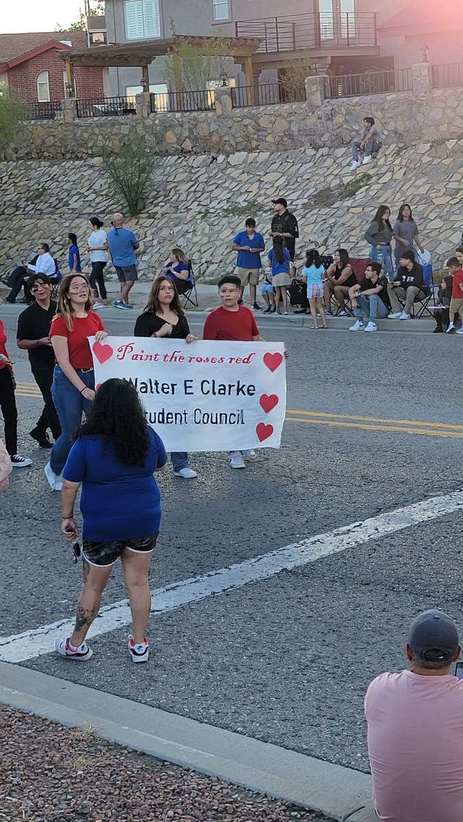 MariaNi05051232's tweet photo. My shortys first Americas Homecoming parade. #futuretrailblazer #studentco❤️ @WEClarke_MS @Americas_HS @VArreola_CMS https://t.co/Lhs1SR1osq