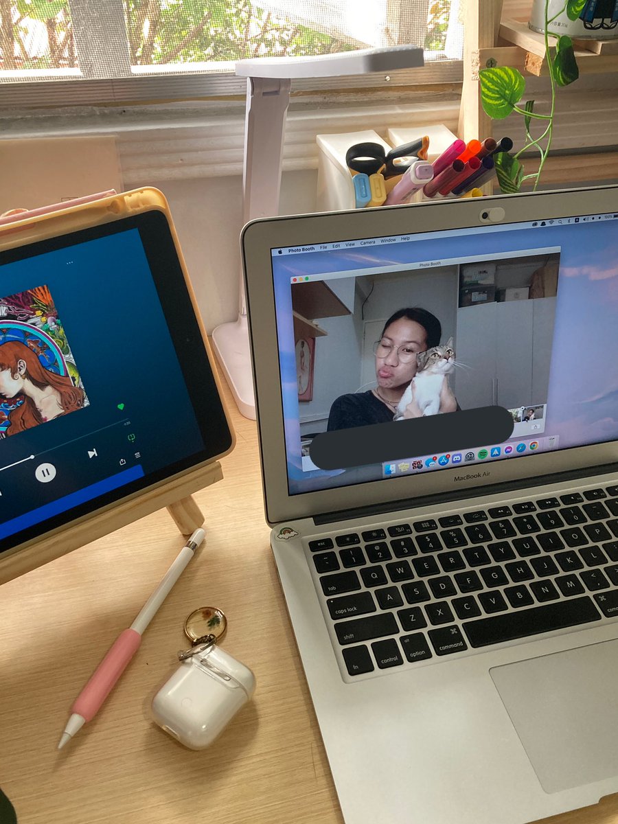 alinasdesk's tweet photo. psa not my desk ⚠️ @ my sister’s room for now bc no wifi so im hotspotting from my mom’s phone and i don’t wanna bring it down to my room 

#studytwtpets https://t.co/vXpBCxLJdh