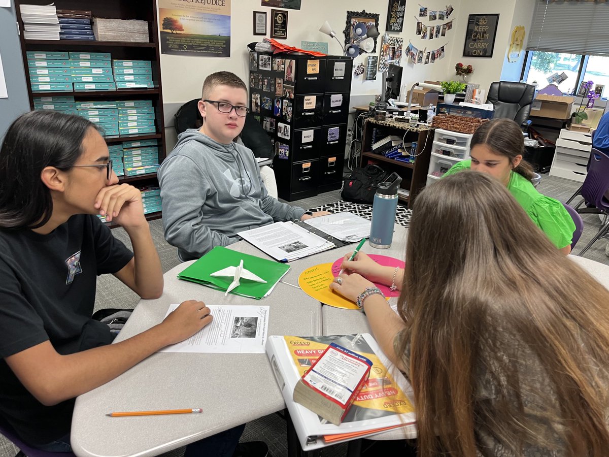 Mrs_Hedges's tweet photo. Reading nonfiction and writing about it can actually be fun if you plan it out and discuss together. ⁦@MarkBWeatherly⁩ ⁦@MrHollander_MHS⁩ https://t.co/eNHEP3FaPd