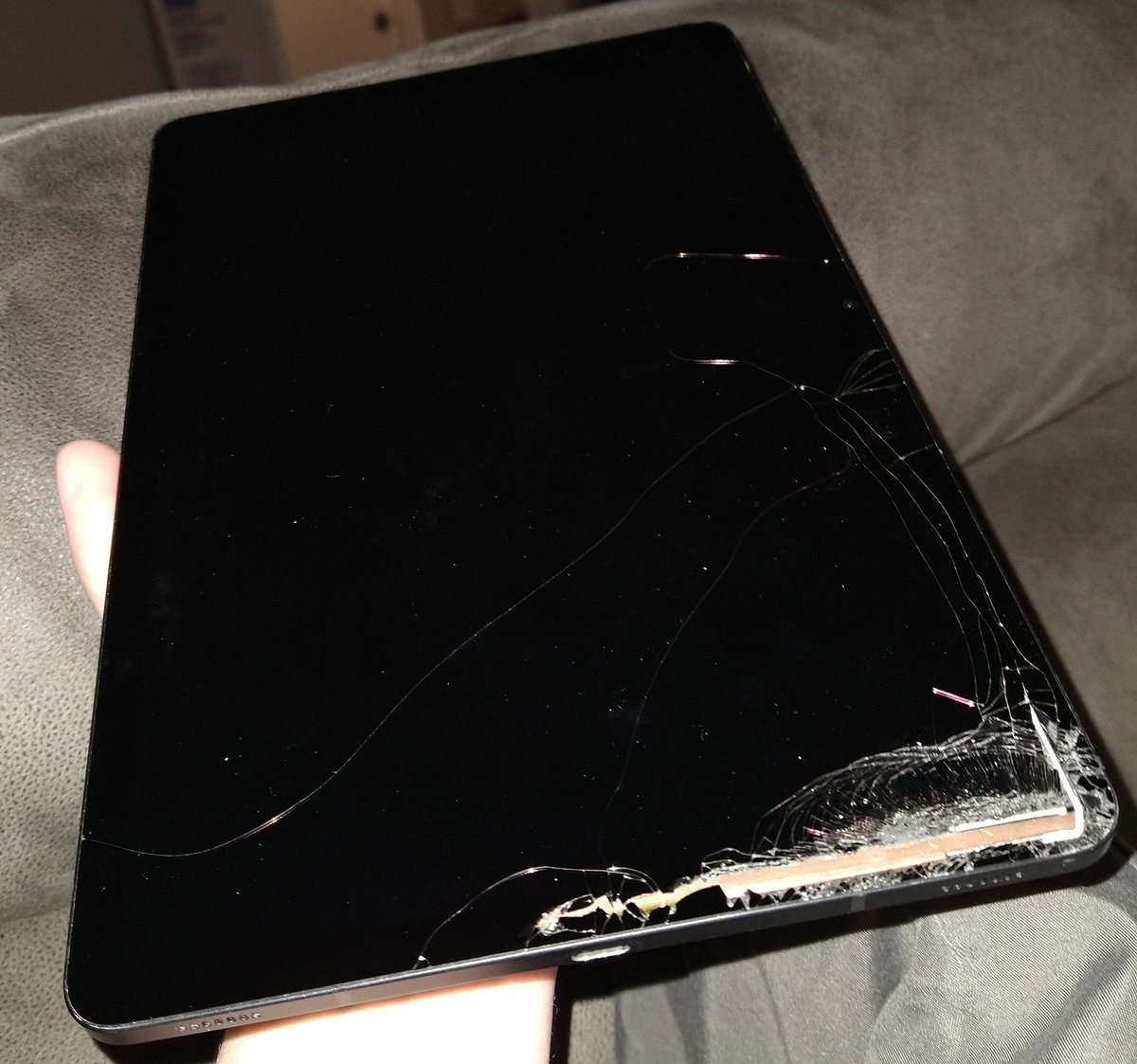 HmmCades's tweet photo. Shout-out to @Samsung who lied, attempted to coerce me into a service they earlier promised would be free, lost my property AT LEAST thrice, stole my property, attempted coercion once more, hung up on me, and finally returned my property in WORSE condition than when I sent it. https://t.co/ffcoHwNsbY