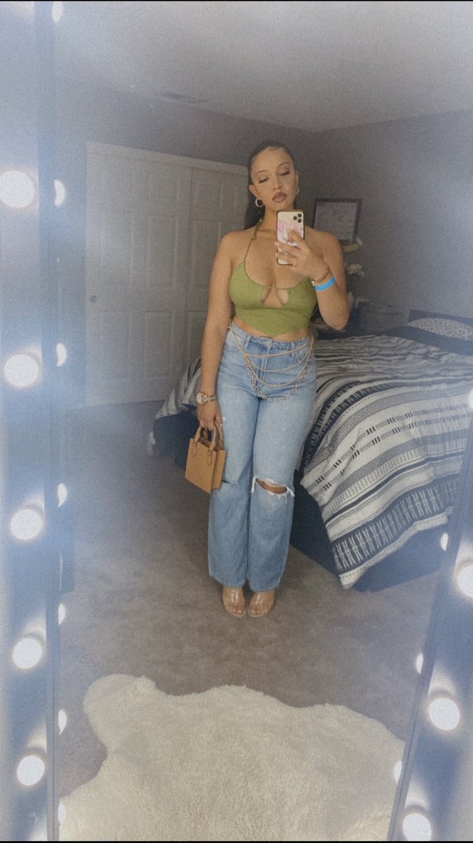 ChanelAsh_'s tweet photo. Better ingredients, better pizza, better bihs, better money, my clothes better… https://t.co/JcSZTq45jX