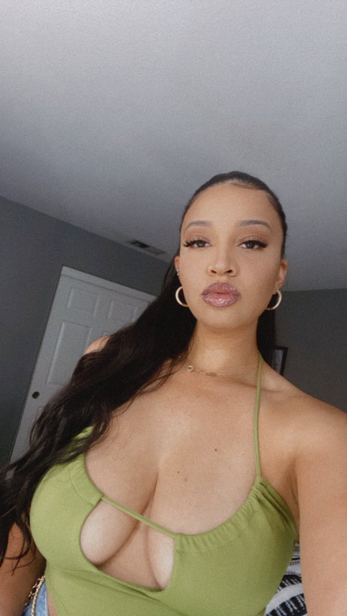 ChanelAsh_'s tweet photo. Better ingredients, better pizza, better bihs, better money, my clothes better… https://t.co/JcSZTq45jX