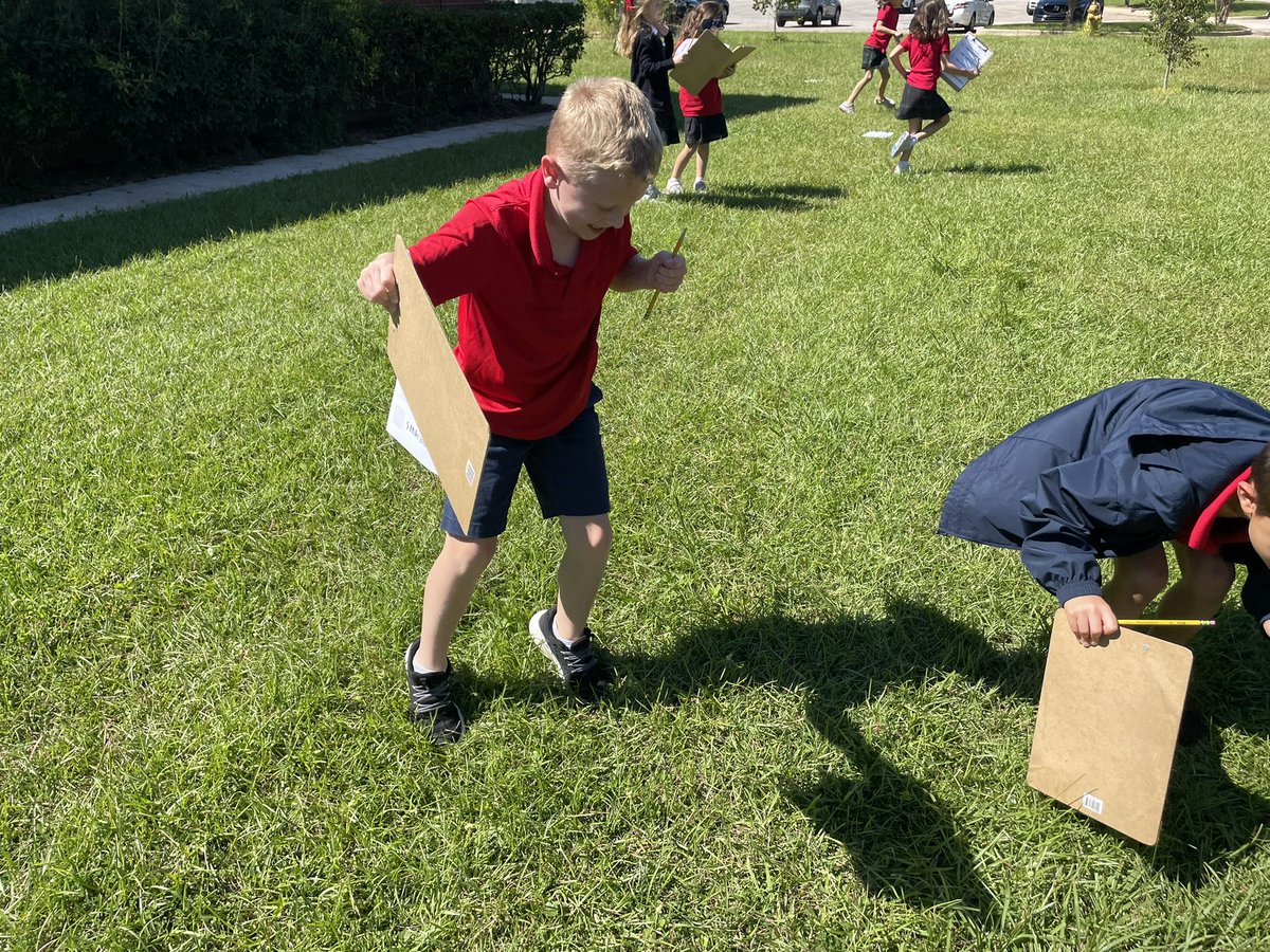 JonesFirstGrade's tweet photo. Having fun learning about light with our shadows! #ourhut @HutchensElem @AMSTIUSA https://t.co/4gTb9p3jwG