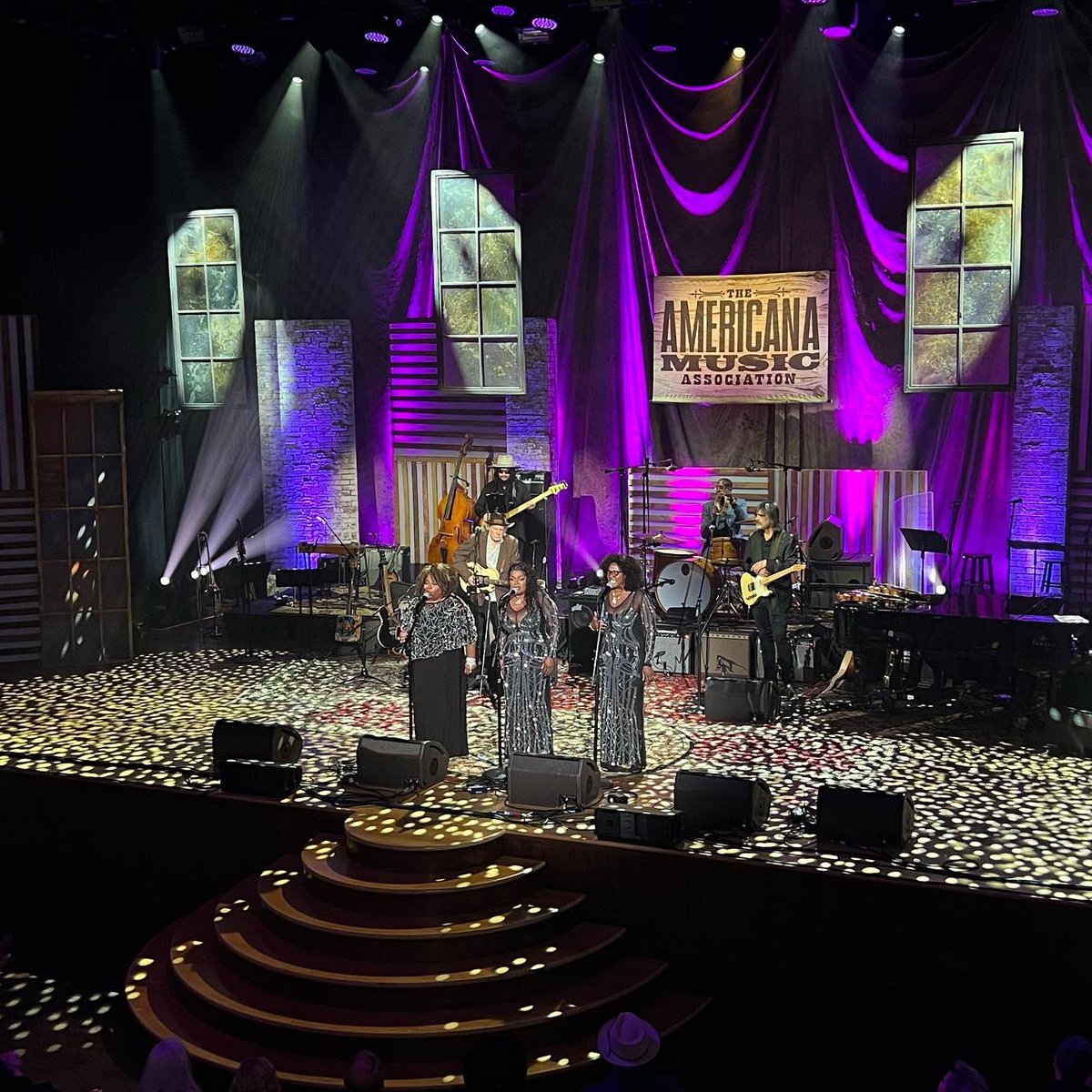 AMERICANAFEST's tweet photo. WE LOVE THIS AMERICANA MUSIC FAMILY! Signing off from another incredible Americana Music Honors &amp; Awards Show!!! What was your favorite moment?

Congrats to all the massively talented performers, winners, honorees, presenters, and MANY more! ⭐️ #AMERICANAFEST https://t.co/vw9CdVbDRP
