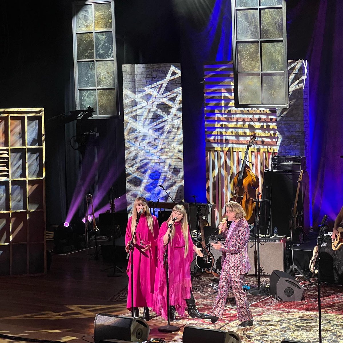 AMERICANAFEST's tweet photo. WE LOVE THIS AMERICANA MUSIC FAMILY! Signing off from another incredible Americana Music Honors &amp; Awards Show!!! What was your favorite moment?

Congrats to all the massively talented performers, winners, honorees, presenters, and MANY more! ⭐️ #AMERICANAFEST https://t.co/vw9CdVbDRP