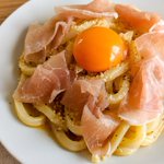 簡単なのに本格的。まろやか「生ハムカルボナーラうどん」。