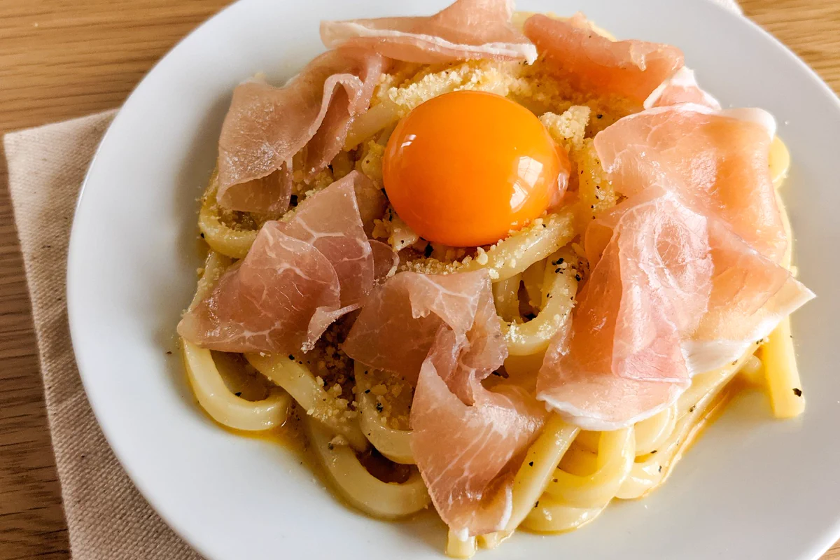 簡単なのに本格的。まろやか「生ハムカルボナーラうどん」。