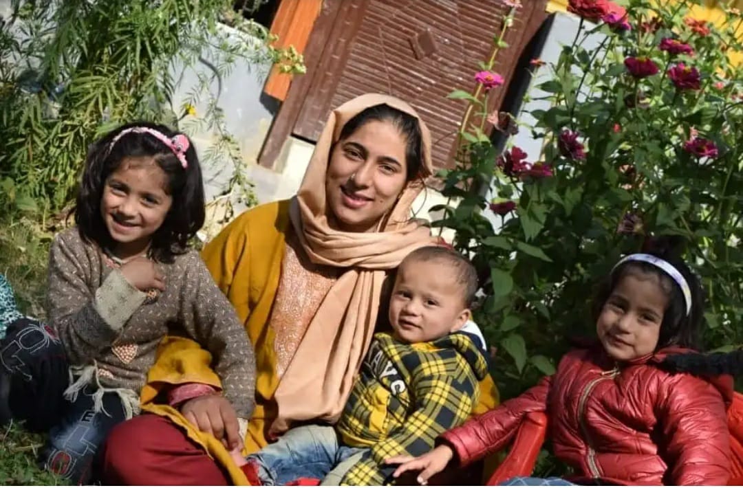 JalidAyeshah's tweet photo. Despite of so Many hurdles women folk of Kashmir is rising high.
Breaking all the norms #sabreena from kupwara not only chased her dream of passing 10th class exams but has topped it with highest marks. She is a perfect example of how to handle family & how to chase your passion. https://t.co/MAS7CjOM9T