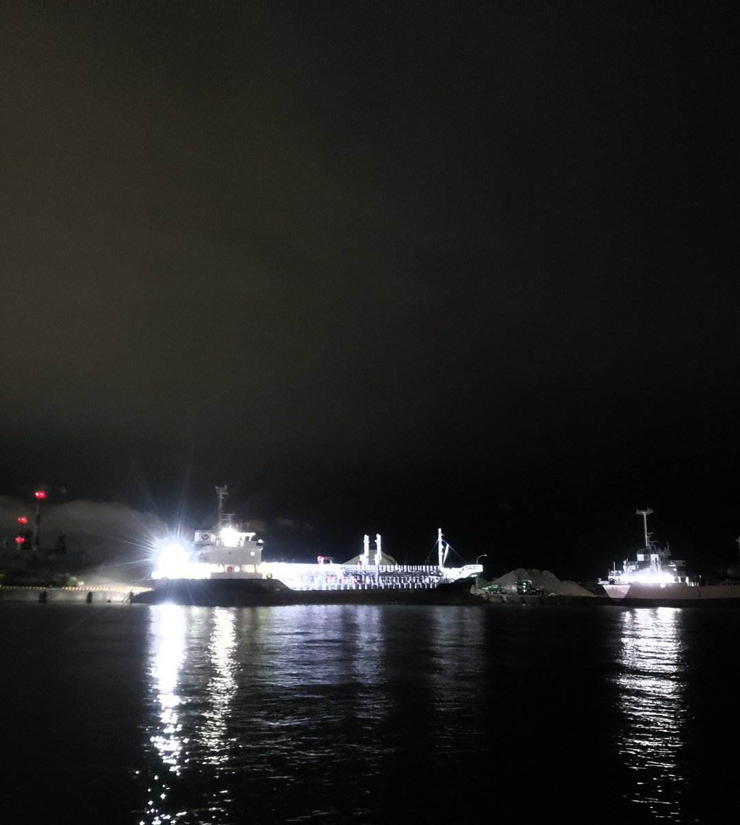 nekomatagi22ban's tweet photo. 深夜
小さな湾に
ガット船が浮かぶ
暗闇と潮の香り
低いエンジンのうねり
微かな波の音
早朝の出航に向け
静かな準備が始まる
#JimmyDluDlu
https://t.co/NvATtlqEGb https://t.co/HD1mA6rGvL