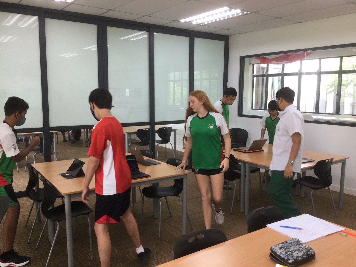 Year 10 French 🇫🇷 on the move exploring the topic of Family and relationships! <a href="/AliceSmithSch/">Alice Smith School</a> #KLASS_EP_Lang