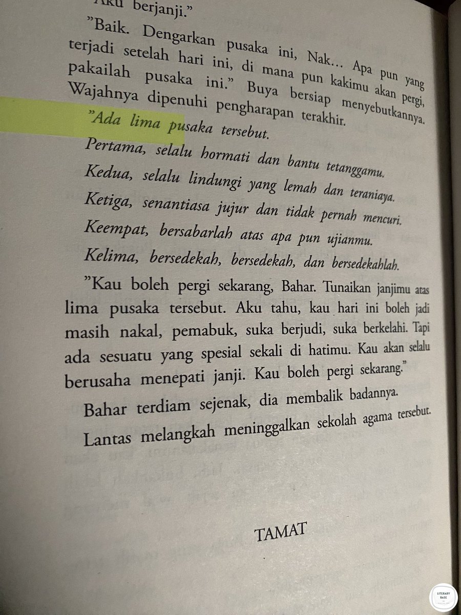 literarybase's tweet photo. Guys, bagus banget buku ini. Nangisssss🥲 /lt https://t.co/I3alcOgNTu