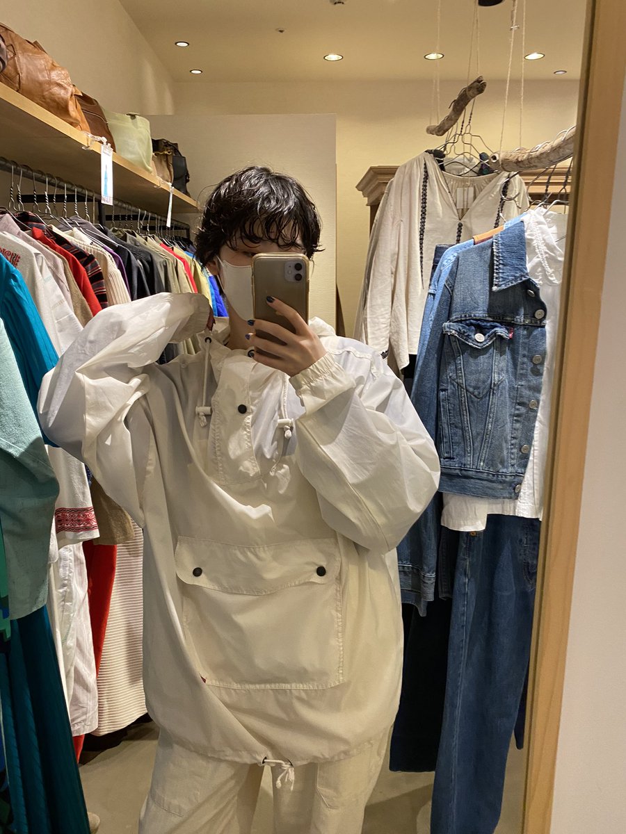 pichet_paseo's tweet photo. recommend item..🧥

デザイン性のあるナイロンアノラックパーカーが新たに入荷しました✨

この形は毎年人気の印象でお探しの方も多いのではないでしょうか..

アノラックタイプは一点のみの入荷となりますのでお探しの方はぜひお早めにどうぞ🍁🍂 https://t.co/i06Piu4EqK