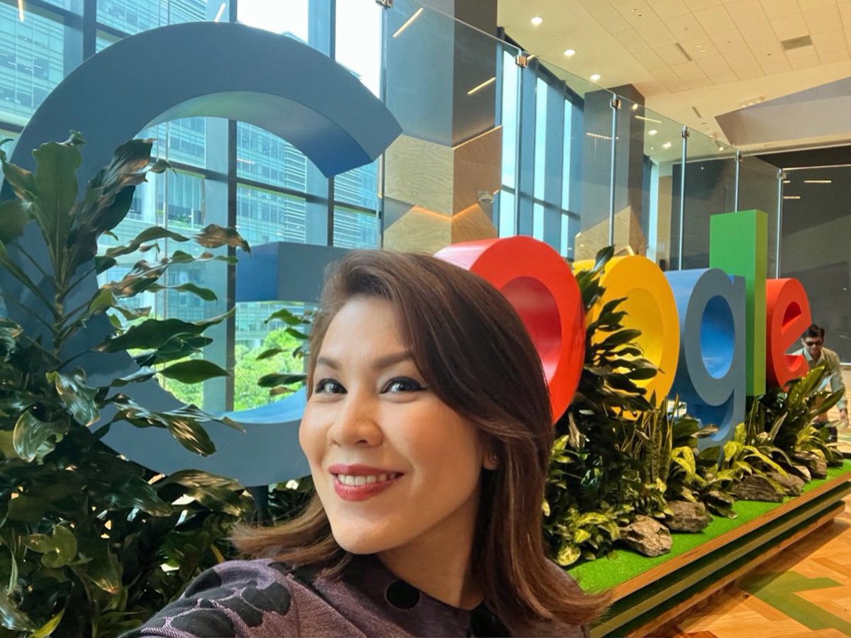 DrRungC's tweet photo. Finishing Jounalism Training Workshop onsite @Google  Asia Pacific HQ in Singapore คอร์สดี อาหารอร่อย ออฟฟิสเจ๋งมาก ขอบคุณกูเกิ้ล สิงคโปร์ค่ะ #AJF2021 #TemasekFoundation https://t.co/AMIhC4QMTD