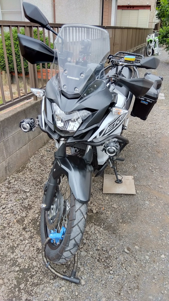 ワックスや耐熱ワックスや樹脂保護材などを塗って洗車終わり! 