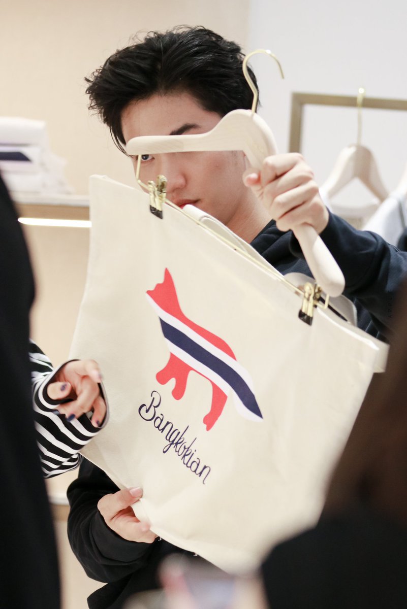 tawan_memories's tweet photo. 🗓️ 2 years ago
📌waritsadee
#Tawan_V
#PPREPORT
#MaisonKitsuneBangkok
#CafeKitsuneBangkok https://t.co/JoTELA2JMs