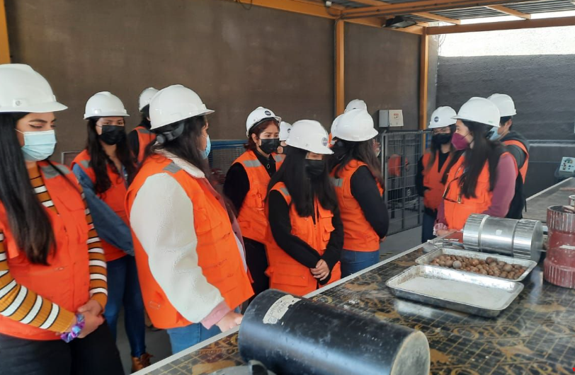 heumaingenieria's tweet photo. Estudiantes del Programa Sesiones HEUMA pudieron visitar el Centro de Entrenamiento Industrial y Minero CEIM de Escondida BHP, como parte del proceso de aprendizaje y acercamiento con la industria.
#antofagasta #minería #ceim #heuma https://t.co/jEaUUmNiF5
