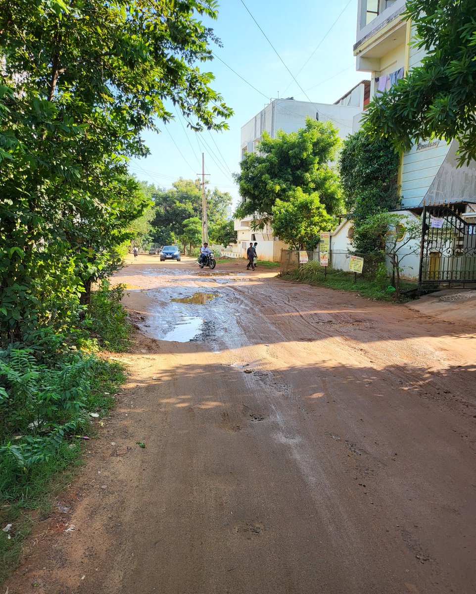 deepseavenom's tweet photo. @GVMC_VISAKHA @Vizag_SmartCity @VMRDA2018 

Requesting @GVMC_VISAKHA to please note the condition of the road approaching Silver Oaks International School in the photographs. This is one of the most prestigious schools in Vizag and in need of urgent attention of a road repair. https://t.co/0Y2q8ISBg6