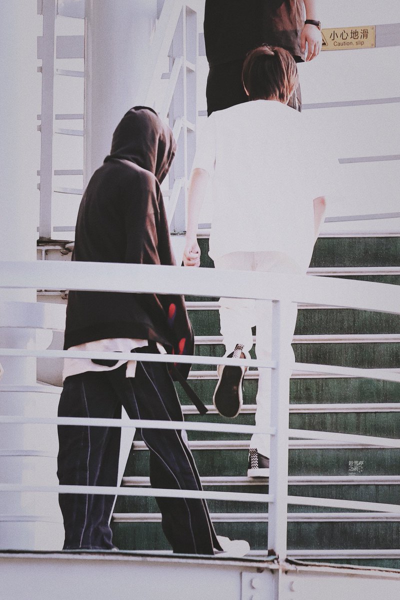 snowlandP_B's tweet photo. ลงน้ำบ่อยจนป่วยทั้งคู่ ช่วงนั้นยัยอยู่บ้านเหวิน มีคนว่า23/07เหวินเข้าตึก ยัยป่วยไม่ได้มาด้วย แปลว่าเหวินทิ้งยัยไว้บ้าน ใครดูแลยัย? แม่เหวิน? 24/07ตอนอยู่สนบ.เหวินใส่เสื้อคลุม ยัยไม่ใส่ ในเทปยัยใส่เสื้อคลุมเหวินแล้วนั่งจามอยู่ข้างๆ ตัวเองก้ป่วยนะแต่สละเสื้อให้พี่ใส่😭 https://t.co/vGMYkWB1Fm