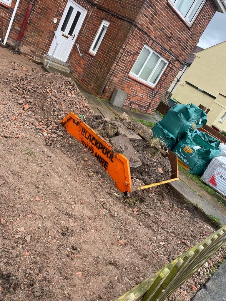 #ThrowbackThursday
The one when our customer managed to bury their skip in the front garden. 🤣🤣🤣 
#oldbutgold