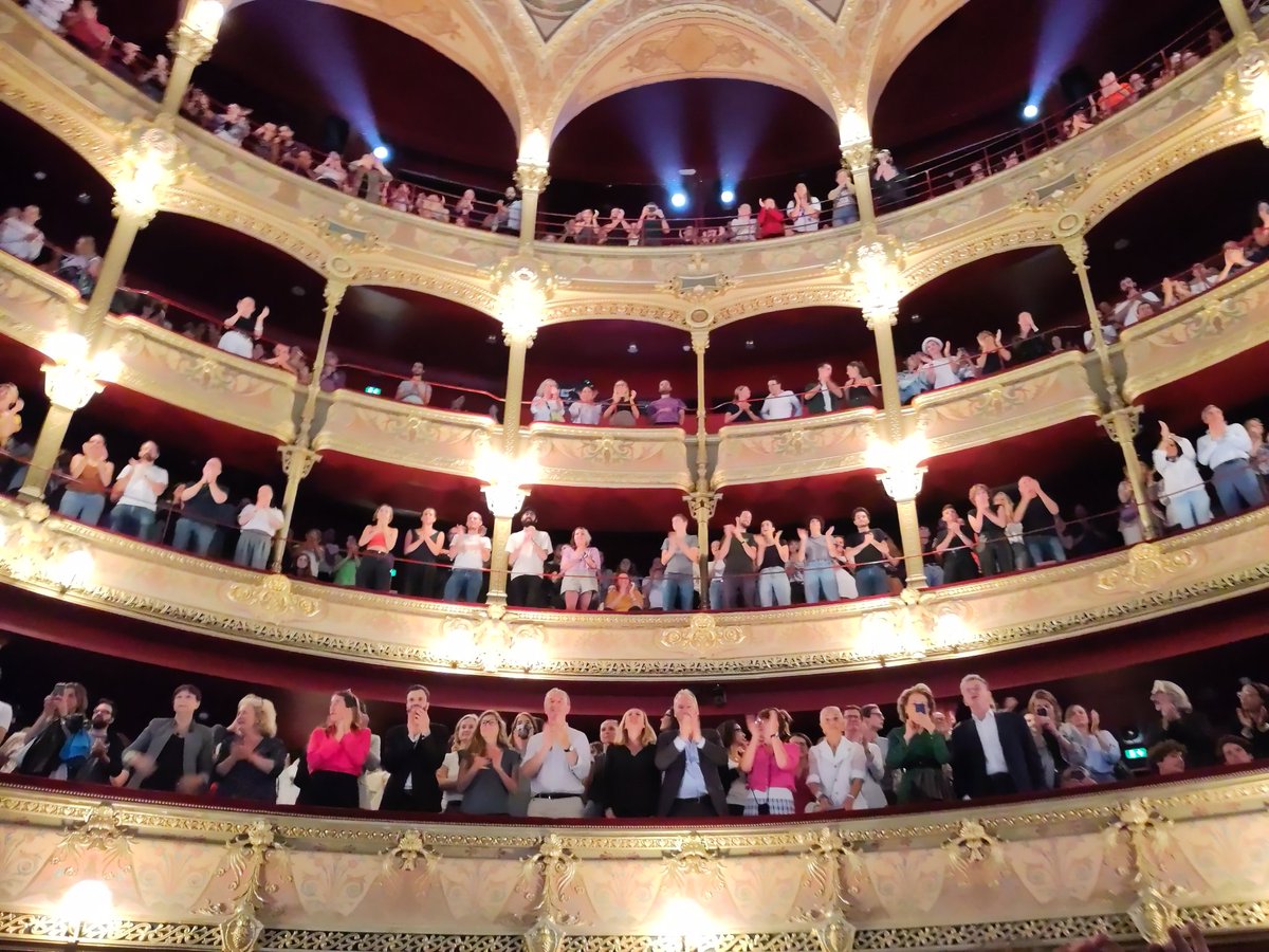 10 minutes de standing ovation pour #RoomWithAView hier au <a href="/theatrechatelet/">Théâtre du Châtelet</a>. Bravo à #Rone, a Marine, Jonathan et Arthur du collectif <a href="/LAHORDE_/">(LA)HORDE</a>, aux magnifiques danseurs du <a href="/balletmarseille/">Ballet national de Marseille</a> et à toutes les équipes du Châtelet pour cette magnifique soirée.