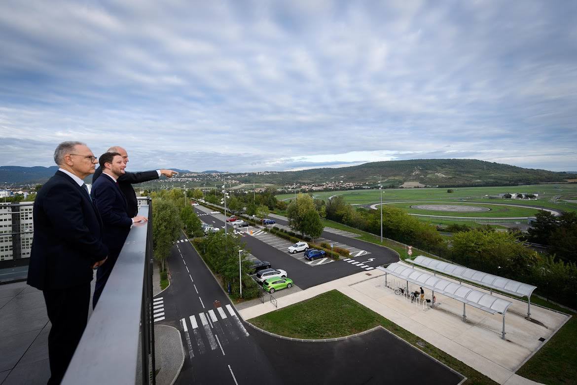 Clement Beaune (@CBeaune) on Twitter photo 2022-09-15 09:03:08 #Innovation | Heureux de visiter un fleuron de l'industrie française, Michelin à #ClermontFerrand 🛞🇫🇷
Le centre de recherche réunit ingénieurs et développeurs pour innover toujours ➕ 👉🏻 ➕ de sécurité, ➕ d’écologie… 🌳 #Innovation | Heureux de visiter un fleuron de l'industrie française, Michelin à #ClermontFerrand 🛞🇫🇷
Le centre de recherche réunit ingénieurs et développeurs pour innover toujours ➕ 👉🏻 ➕ de sécurité, ➕ d’écologie… 🌳