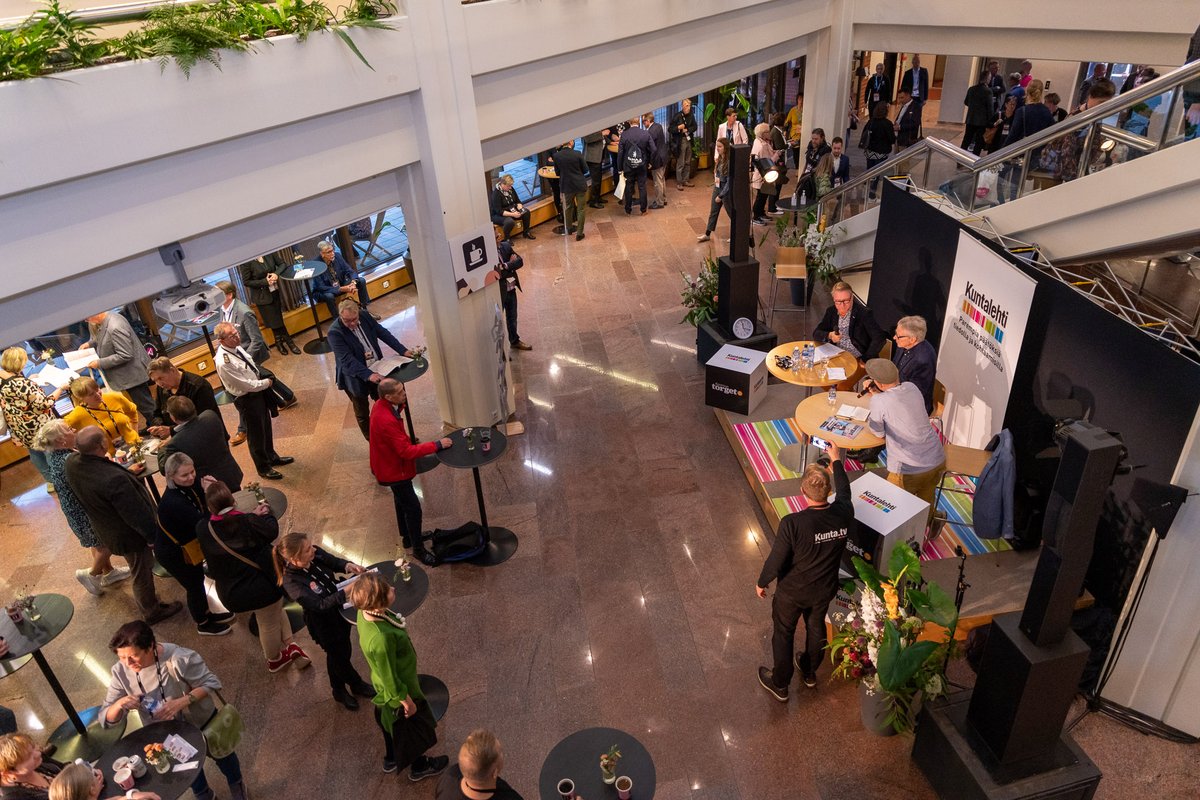 Tänään klo 14 Kuntalehden lavalla otetaan katsaus vuoteen 2023 jolloin juhlitaan Kuntamarkkinoiden 30-vuotista taivalta. Lavalla Kuntalehden Markku Vento ja Kuntamarkkinoiden tapahtumapäällikkö Liisa Paltta.