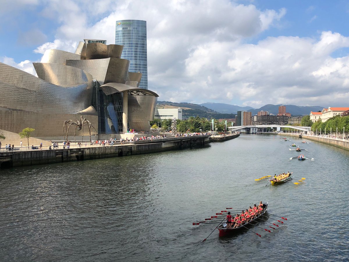 Traineras femeninas en el homenaje a Ane Aizpuru.