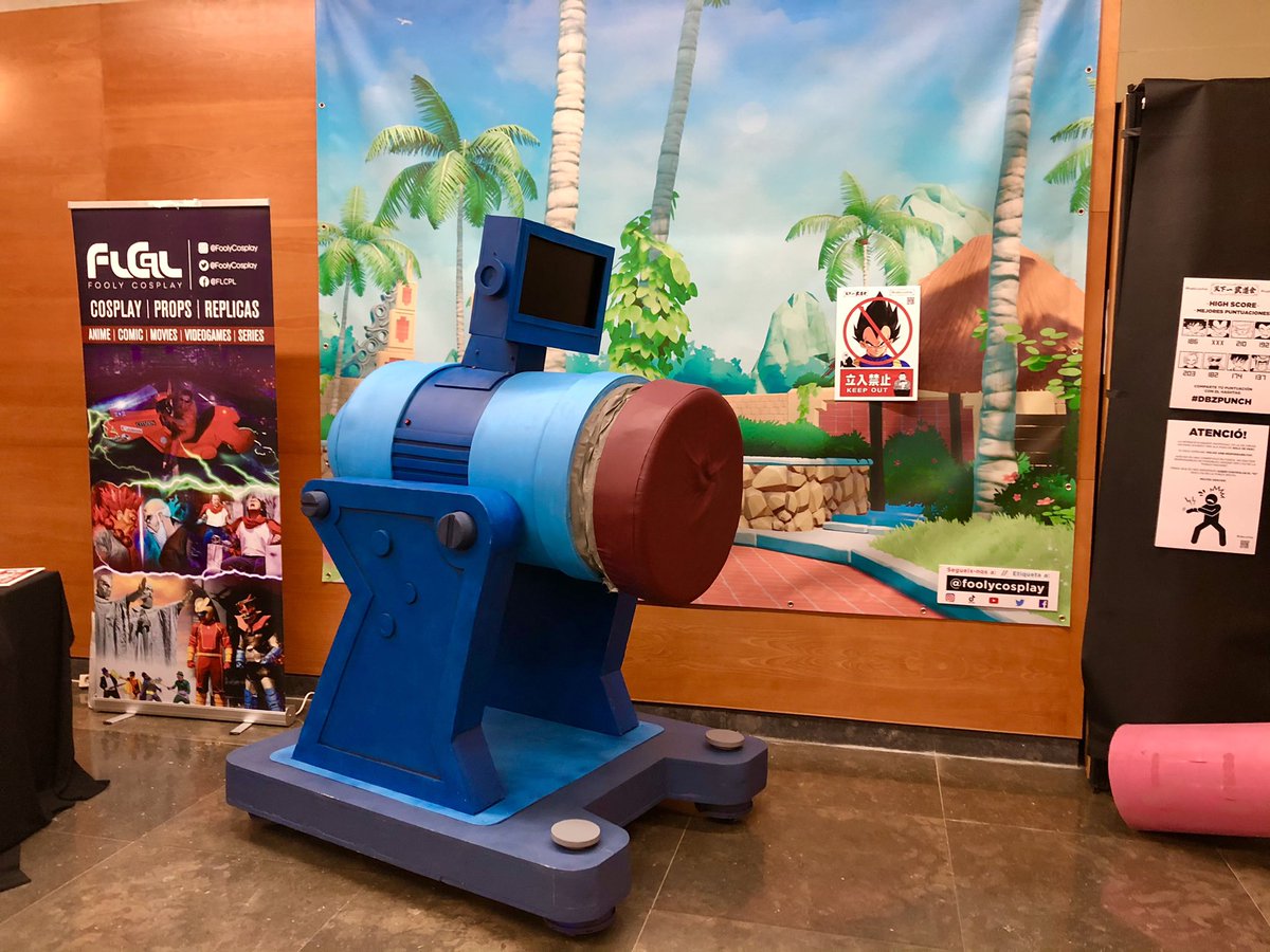 's tweet image. A parte del cartel de PROHIBIDO #VEGETA vamos a tener que hacer otro cartel que prohiba darle con la cabeza a nuestra #PunchMachine #BudokaiTenkaichi #TorneigdelesArtsMarcials #DragonBallZ