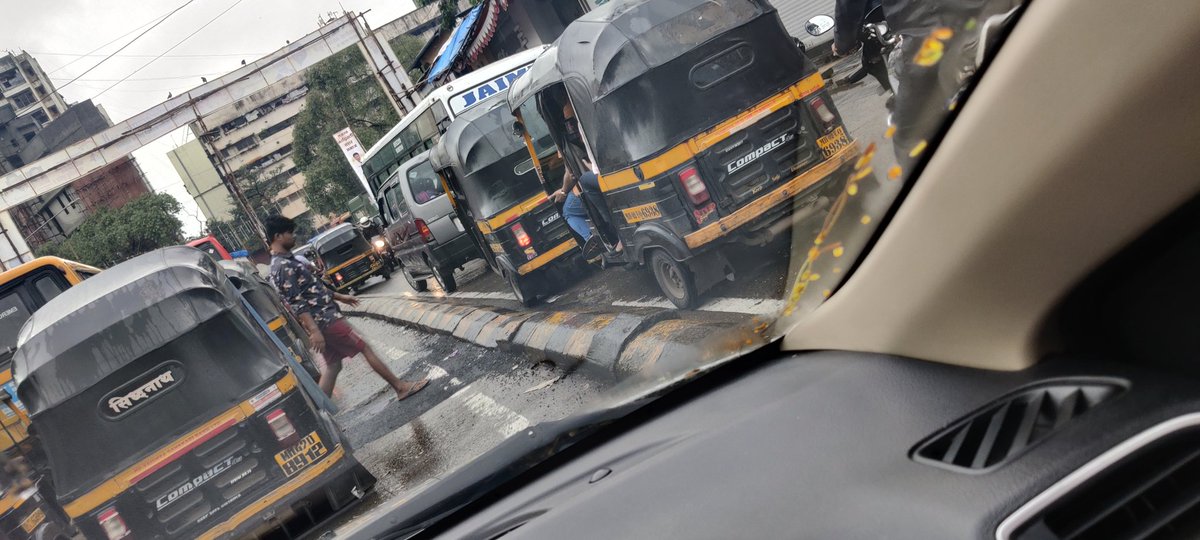 WeAllConnectwAc's tweet photo. @MTPHereToHelp @MumbaiPolice @CMOMaharashtra @Dev_Fadnavis @IqbalSinghChah2 Sir, Everyday #Kandivali #Lokhandwala residents are suffering. Till the time we get the DP road, can there be regular traffic monitoring on #Akurli Road
#injustice #suffering #nosolution #Traffic #saveus https://t.co/wlpoSw7fJw