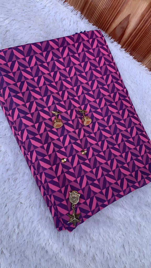 Fabric wey foineeee like this 😍❣️ With any of these desgins,make them stop and stare😳 at your next event 🎪 Price : 10000 for 4yards ✂️ Place order via DM / WhatsApp link in our bio Nationwide delivery 🚚 I need your RTs 🙇🏽‍♀️