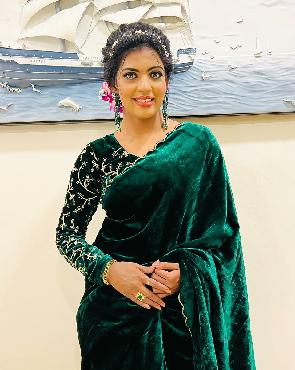 iammadhuripawar's tweet photo. आयुष्यात कितीही टेंशन असु द्या आपल्या
चेहऱ्यावर नेहमी smile ठेवायची 😊
कारण तुमची smile पाहून खुश होणारे पण खूप असतात ♥
.
.
@iammadhuripawar
.
.
.
#madhuripawar #तुमचीमाधुरी #smile #keepsmiling #alwaysmile #saree #beauty #beautywithsmile #सुंदर #simplensweet https://t.co/A0PPTNCJID