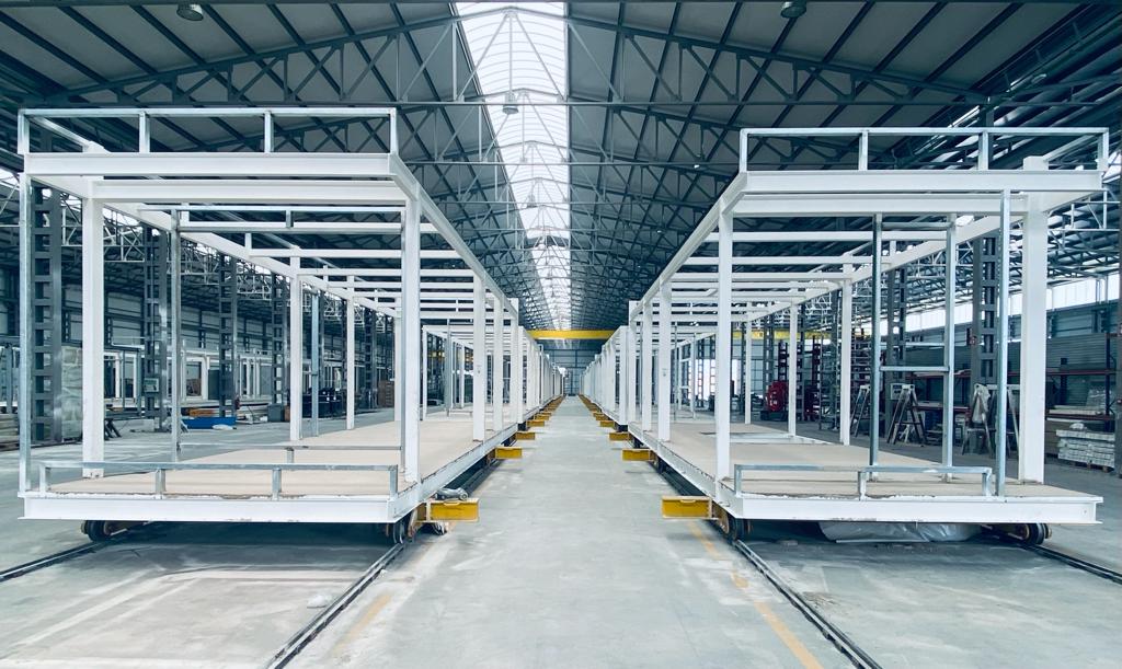 _neoblock's tweet photo. Nuestra fábrica de Toledo a pleno rendimiento en este nuevo inicio de curso. Viviendas y edificios industrializados que salen de nuestras instalaciones para ser ensamblados en pocos días. https://t.co/phfB3SOwbJ #FabricantesModulares #Industrializacion #CasasNeoblock #BeModular https://t.co/pAviulW0in
