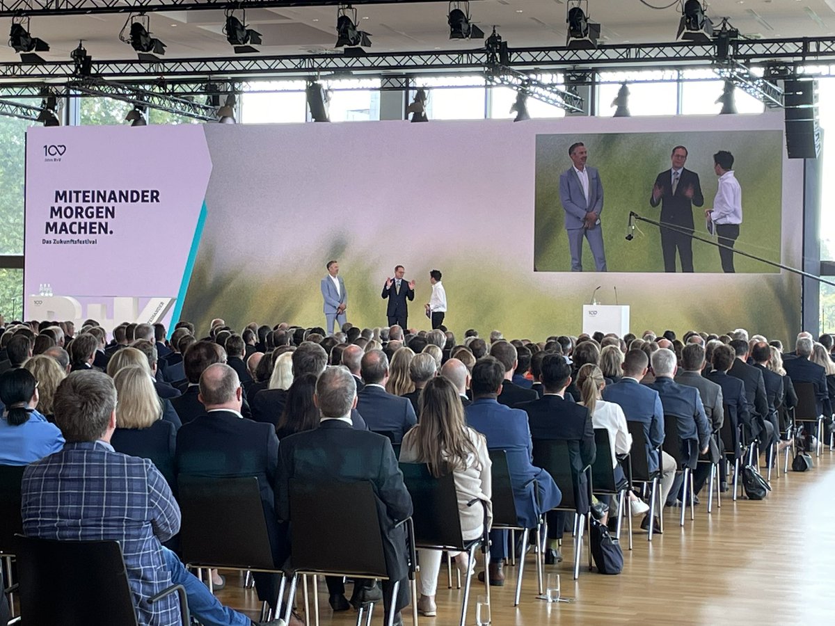 ruv_de's tweet photo. Wir freuen uns auf das #Zukunftsfestival zum 100-jährigen Jubiläum der R+V! Los geht‘s mit unserem Vorstandsvorsitzenden Dr. Rollinger und dem Moderationsduo @dunjahayali und Dirk Steffens. #100JahreRuV https://t.co/4TGaURVItz