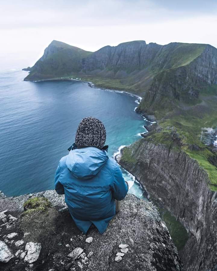 فليت اللقاء يكونُ يقينًا
وليت الفراق حديثُ منامْ