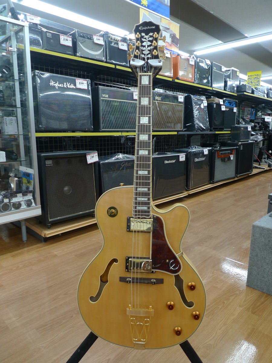 hardoff611's tweet photo. 当店ギター売り場に新しい仲間がやってきました♪
お近くにお寄りの際はぜひ当店へお越しください(^^
また当店オフモールからも詳細をご覧いただけます。
＃MARTIN　＃BACKPACKER　＃PRS　＃SE245
＃EPIPHONE　＃JoePassEmperor２
https://t.co/ZyXC896taM https://t.co/8elDIhk8V3
